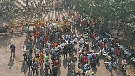 2 లక్షలు ఇవ్వండి..మత్స్యకారుల ఆందోళన