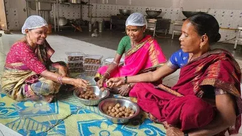 హైదరాబాద్ వచ్చిన ఇన్వెస్టర్లకు అదిరిపోయే గిఫ్టులు