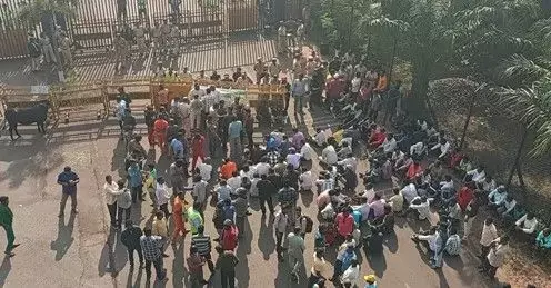 2 లక్షలు ఇవ్వండి..మత్స్యకారుల ఆందోళన