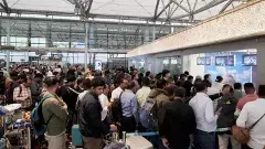 విమాన ప్రయాణికులకు తప్పని తిప్పలు