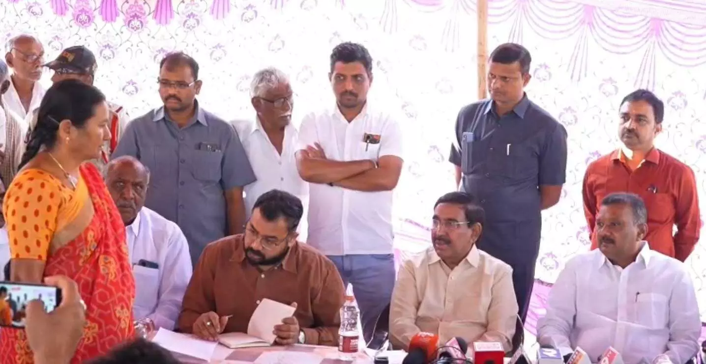 అమరావతి రిటర్నబుల్ ప్లాట్ల రిజిస్ట్రేషన్ పై మంత్రి నారాయణ చర్చ అమరావతి రిటర్నబుల్ ప్లాట్ల రిజిస్ట్రేషన్ పై మంత్రి నారాయణ చర్చ