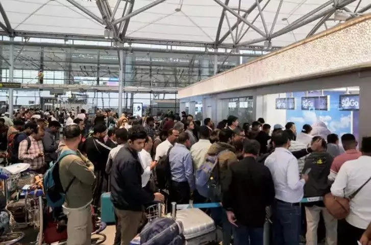 విమాన ప్రయాణికులకు తప్పని తిప్పలు విమాన ప్రయాణికులకు తప్పని తిప్పలు