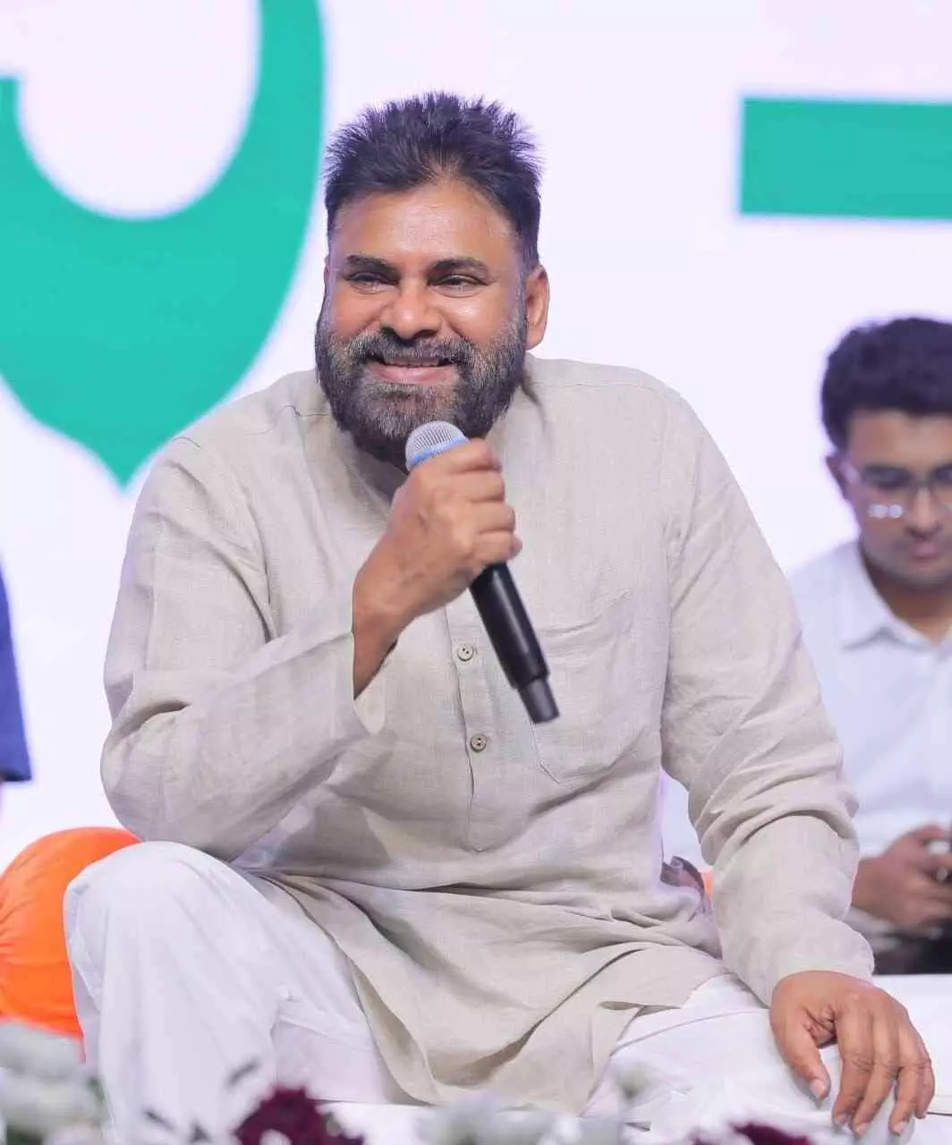 ఉద్యోగులతో ’మాటా..మంతి‘ లో పవన్ పలుకులు