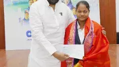 అంధుల మహిళా క్రికెటర్లకు పట్టు చీరలతో సత్కారం..5 లక్షల నజరానా