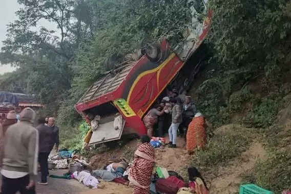 చింతూరు వద్ద లోయలో పడిన టూరిస్టు బస్సు, 10 మంది మృతి చింతూరు వద్ద లోయలో పడిన టూరిస్టు బస్సు, 10 మంది మృతి