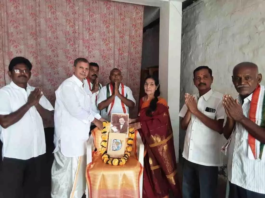 బ్రౌన్ దొర తెలుగు భాషోద్ధారకుడు..జగన్, చంద్రబాబు విధ్వంసకులు