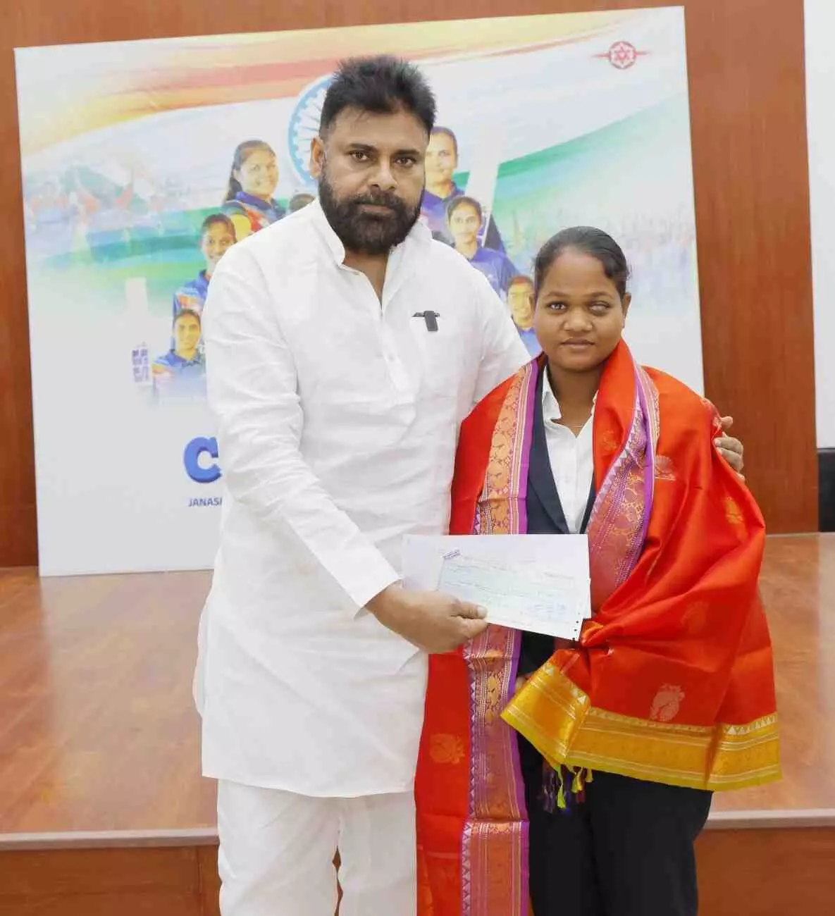 అంధుల మహిళా క్రికెటర్లకు పట్టు చీరలతో సత్కారం..5 లక్షల నజరానా