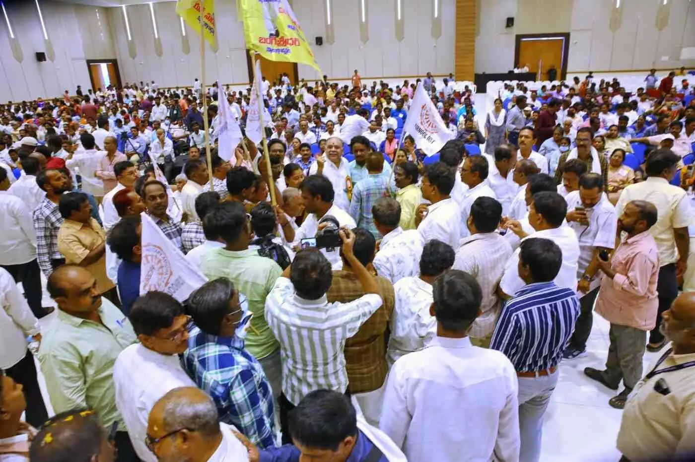 ఆంధ్రప్రదేశ్లో ప్రభుత్వ ఉద్యోగుల జీతాలు ఆలస్యం ఎందుకు? ఆంధ్రప్రదేశ్లో ప్రభుత్వ ఉద్యోగుల జీతాలు ఆలస్యం ఎందుకు?