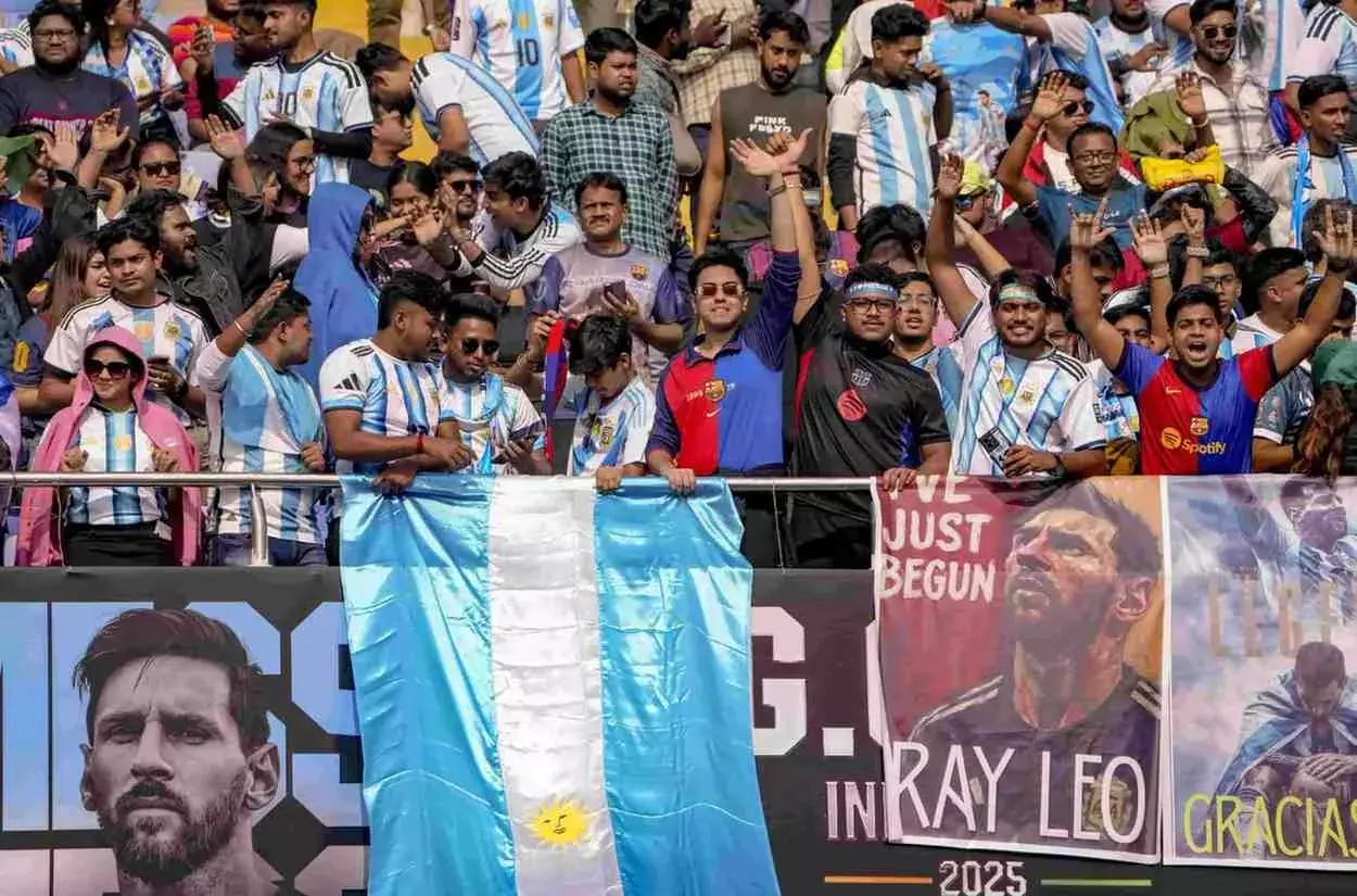కోల్‌కతా స్టేడియంలో మెస్సీ అభిమానుల ఆందోళన..