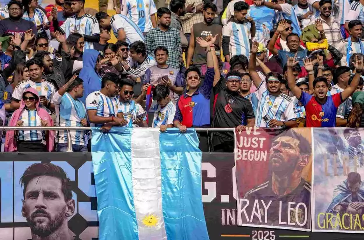 కోల్కతా స్టేడియంలో మెస్సీ అభిమానుల ఆందోళన.. కోల్కతా స్టేడియంలో మెస్సీ అభిమానుల ఆందోళన..
