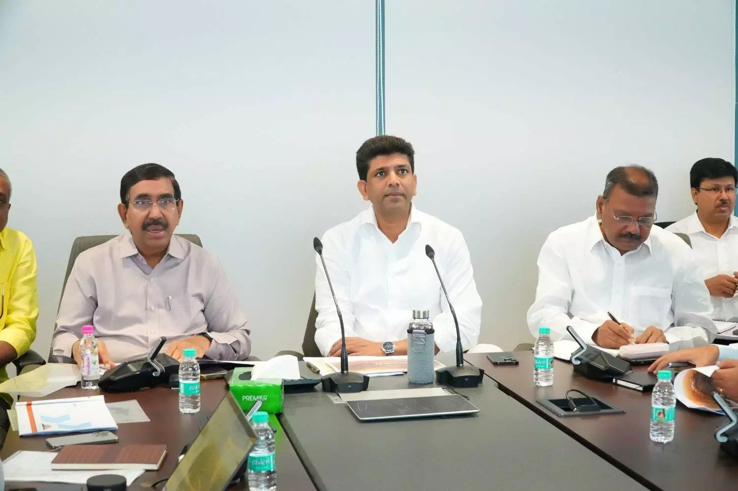 పూలింగ్ కు ఇవ్వని భూముల్లో రైతులకు ప్లాట్లు పూలింగ్ కు ఇవ్వని భూముల్లో రైతులకు ప్లాట్లు