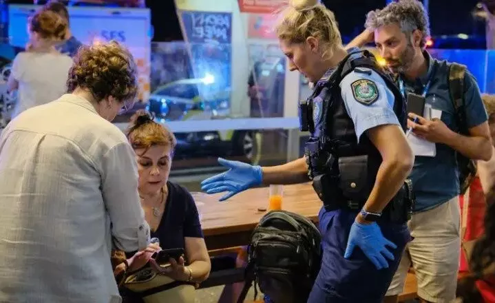 ఆస్ట్రేలియాలో యూదుల పండుగ లక్ష్యంగా కాల్పులు, 12 మంది మృతి ఆస్ట్రేలియాలో యూదుల పండుగ లక్ష్యంగా కాల్పులు, 12 మంది మృతి