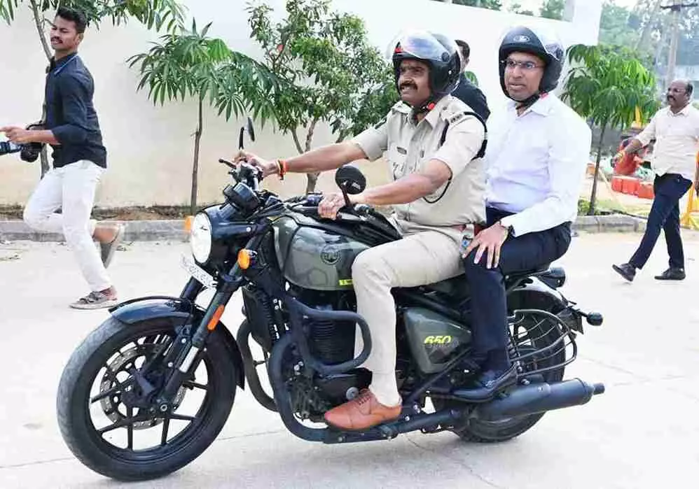 మాలాగే మీరు  ఆచరించండి.. బుల్లెట్టు బైకెక్కిన తిరుపతి ఎస్పీ, కలెక్టర్