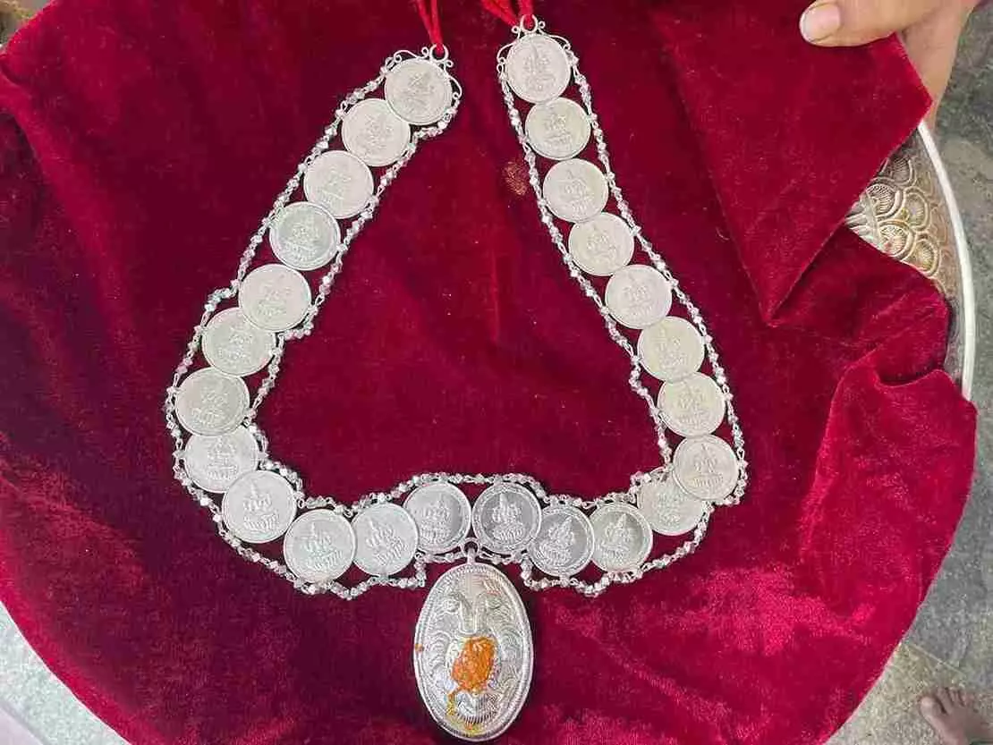 శ్రీనివాసుడికి వెండి కాసులహారం