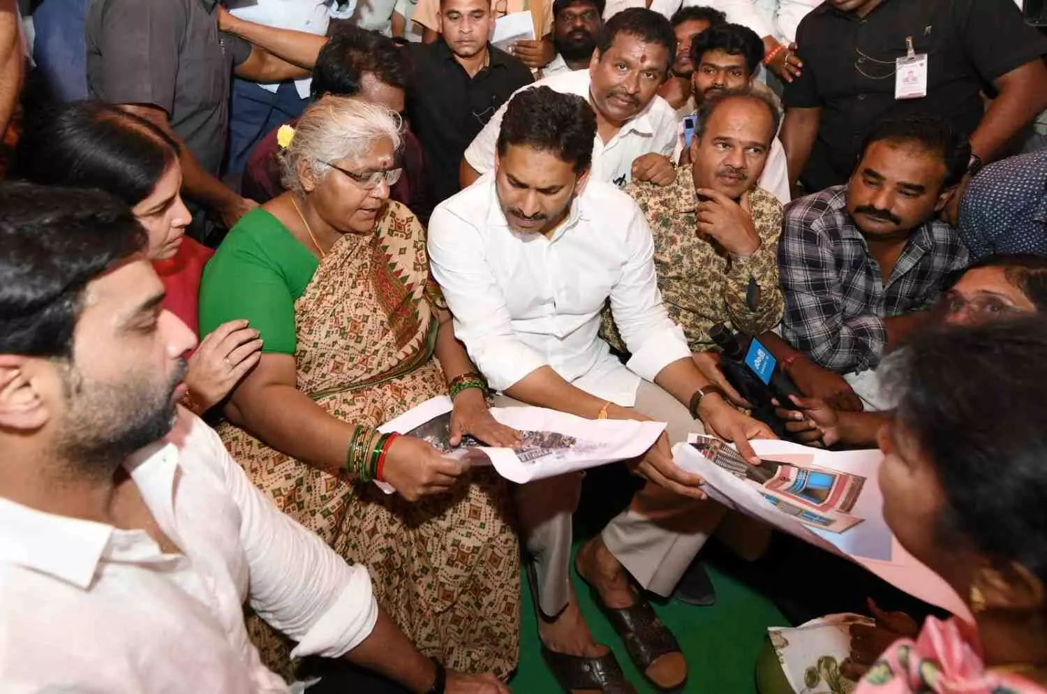 కేశినేని చిన్నీ కుట్రతోనే జోజీనగర్ లో ఇళ్లు కూలాయ్! కేశినేని చిన్నీ కుట్రతోనే జోజీనగర్ లో ఇళ్లు కూలాయ్!