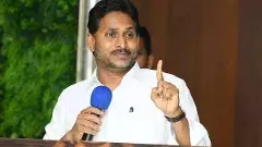 ప్రైవేట్ వ్యక్తులకు కాలేజీలిచ్చి..జీతాలు ప్రభుత్వం కట్టడమేంటి?