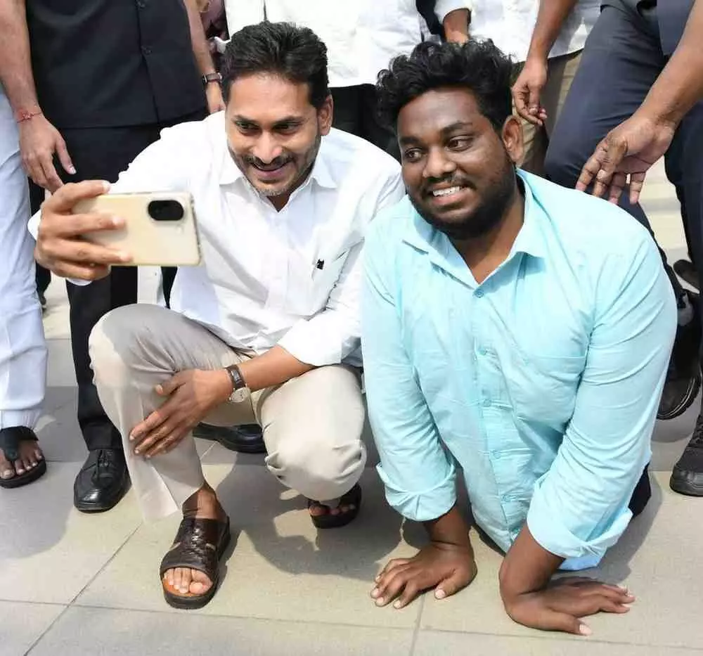 కోటి సంతకాలతో నేడు గవర్నర్ వద్దకు జగన్ కోటి సంతకాలతో నేడు గవర్నర్ వద్దకు జగన్