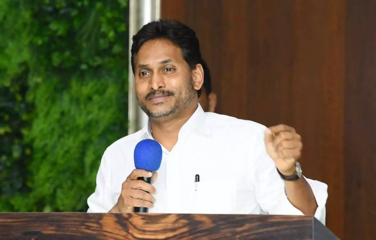 వైఫల్యాల నింద కలెక్టర్లపై నెట్టడం బాబు నైజం: వైఎస్ జగన్ ధ్వజం వైఫల్యాల నింద కలెక్టర్లపై నెట్టడం బాబు నైజం: వైఎస్ జగన్ ధ్వజం