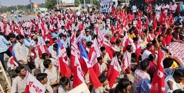 వైద్య కళాశాలల ప్రైవేటీకరణపై కదం తొక్కిన విద్యార్థులు వైద్య కళాశాలల ప్రైవేటీకరణపై కదం తొక్కిన విద్యార్థులు