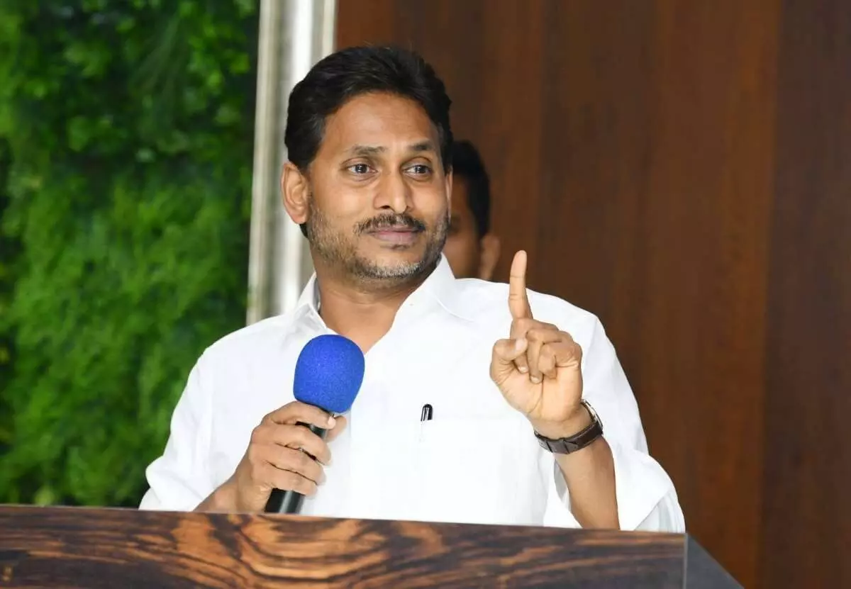 ప్రైవేట్ వ్యక్తులకు కాలేజీలిచ్చి..జీతాలు ప్రభుత్వం కట్టడమేంటి? ప్రైవేట్ వ్యక్తులకు కాలేజీలిచ్చి..జీతాలు ప్రభుత్వం కట్టడమేంటి?