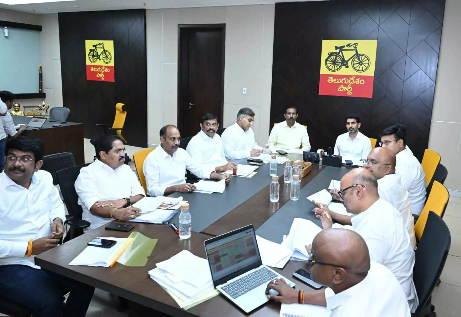 తెలుగుదేశం ఎమ్మెల్యేలకు పదేపదే హెచ్చరికలు ఎందుకు? తెలుగుదేశం ఎమ్మెల్యేలకు పదేపదే హెచ్చరికలు ఎందుకు?