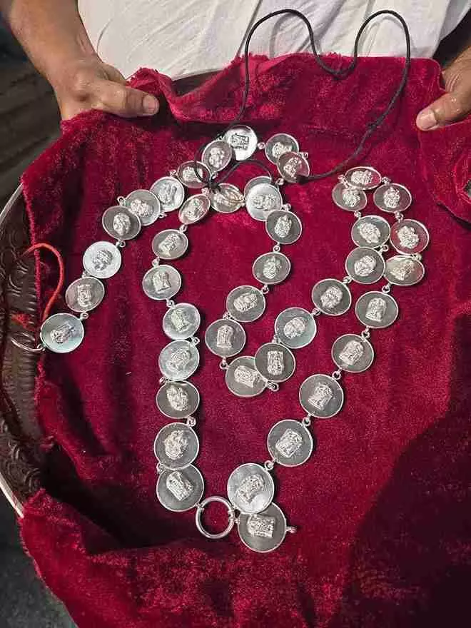 తిరుచానూరు శ్రీశ్రీనివాసుడికి 600 వెండి కాసుల హారం తిరుచానూరు శ్రీశ్రీనివాసుడికి 600 వెండి కాసుల హారం