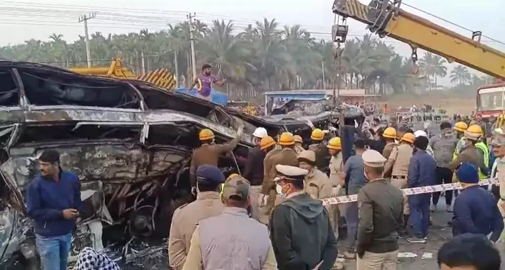 కర్నాటక బస్సు మంటల్లో 17  మంది సజీవ దహనం