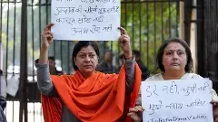 హైకోర్టు తీర్పుపై ఉన్నావ్ అత్యాచార బాధితురాలి ఆందోళన..