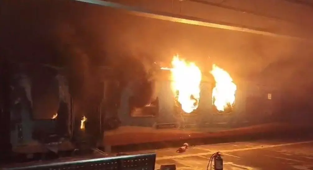 యలమంచిలి వద్ద ఎర్నాకుళం ఎక్స్ప్రెస్ లో మంటలు యలమంచిలి వద్ద ఎర్నాకుళం ఎక్స్ప్రెస్ లో మంటలు