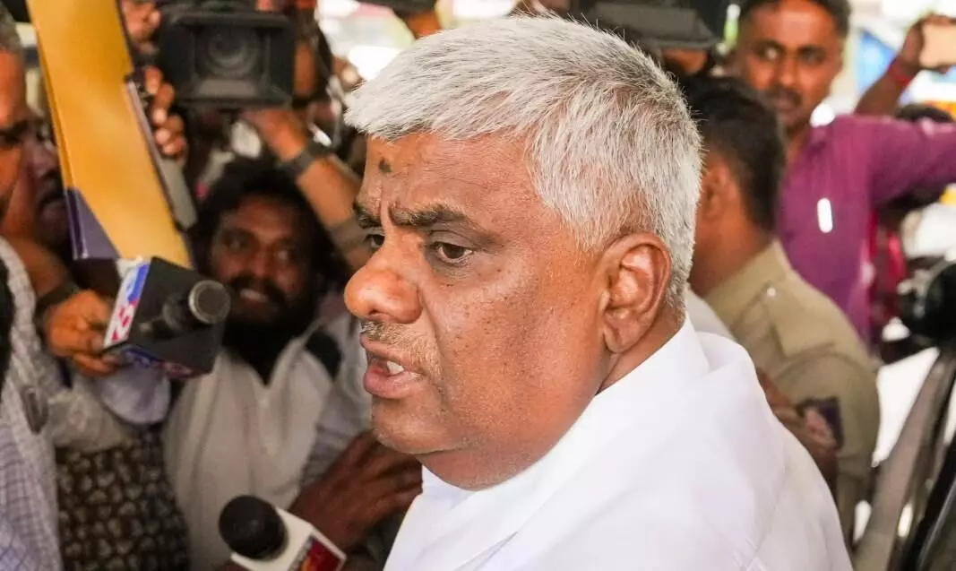 కర్ణాటక: లైంగిక వేధింపుల కేసులో అరెస్ట్ అయిన ఎమ్మెల్యే విడుదల కర్ణాటక: లైంగిక వేధింపుల కేసులో అరెస్ట్ అయిన ఎమ్మెల్యే విడుదల