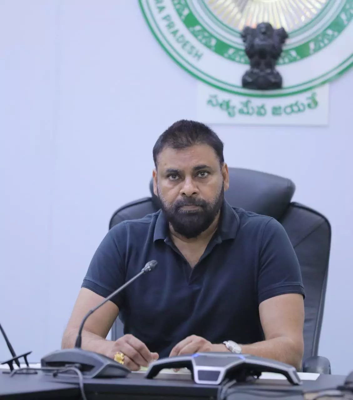 పవన్ కల్యాణ్ పరిపాలకుడిగా ఏమన్నాడో చూద్దామా... పవన్ కల్యాణ్ పరిపాలకుడిగా ఏమన్నాడో చూద్దామా...