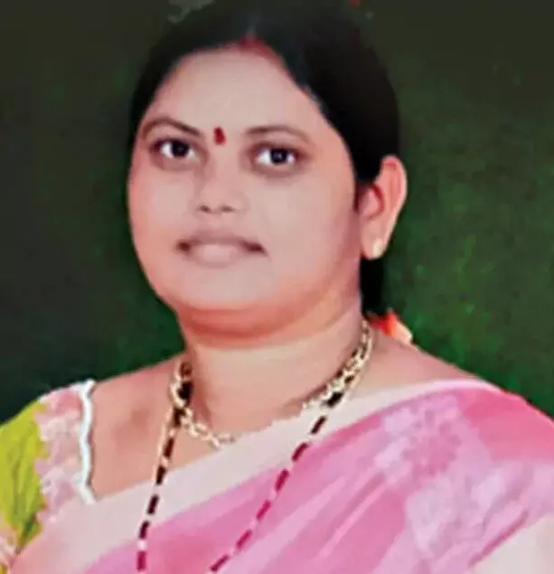 కూతురు కష్టాలు చూడలేనని తల్లి తనువు చాలించింది! కూతురు కష్టాలు చూడలేనని తల్లి తనువు చాలించింది!