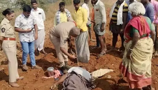 వేట కొడవళ్లతో వెంటాడి నరికేశారు వేట కొడవళ్లతో వెంటాడి నరికేశారు