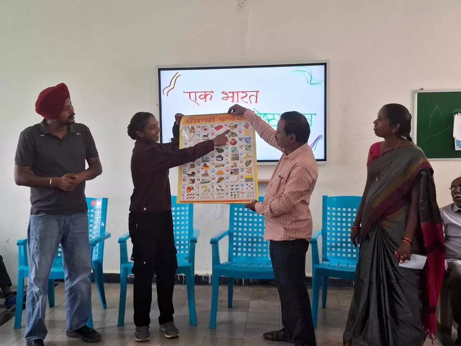 పెద్దపసుపుల పాఠశాలలో పంజాబీ ప్రతిధ్వని పెద్దపసుపుల పాఠశాలలో పంజాబీ ప్రతిధ్వని