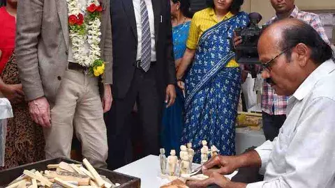 కొండపల్లి బొమ్మలకు ‘యూరోపియన్’ ఫిదా.. గొబ్బెమ్మల పాటలకు స్టెప్పులు!