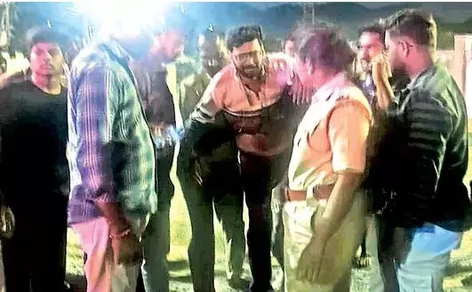 బెజవాడ రౌడీ…ప్రశ్నించారో తంతారు వెంటబడి!??