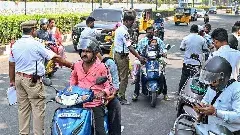 బైక్‌ ఒకటి.. హెల్మెట్లు రెండు..!