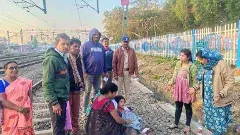 పట్టాలపైనే ప్రసవించిన గర్భిణీ!