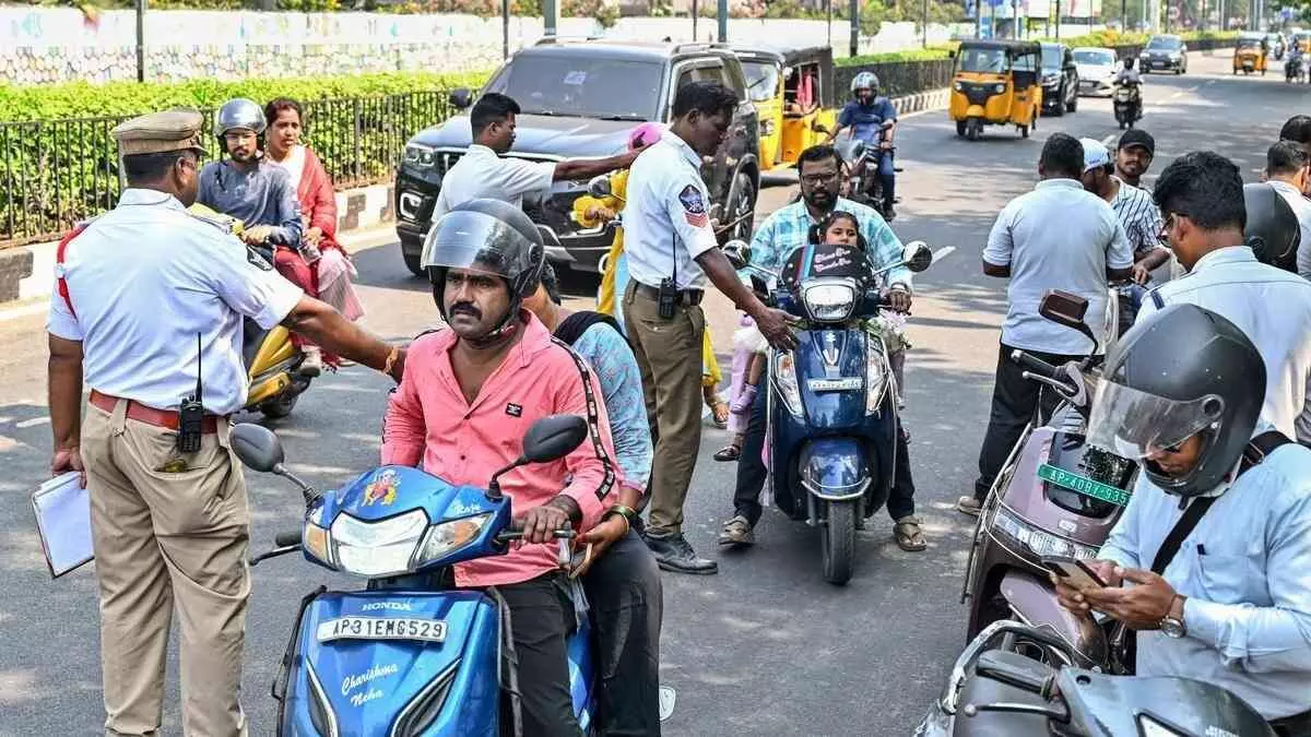 బైక్ ఒకటి.. హెల్మెట్లు రెండు..! బైక్ ఒకటి.. హెల్మెట్లు రెండు..!