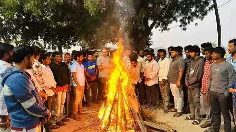 భోగి మంటల్లో సర్కార్ జీవోల దహనం