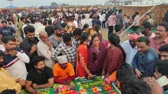 విజయవాడ కోడి పందేల బరుల వద్ద అదిరే ఆఫర్లు, ఆటలు