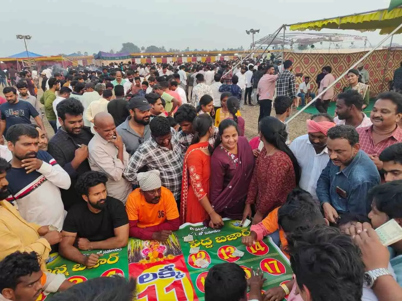 విజయవాడ కోడి పందేల బరుల వద్ద అదిరే ఆఫర్లు, ఆటలు విజయవాడ కోడి పందేల బరుల వద్ద అదిరే ఆఫర్లు, ఆటలు