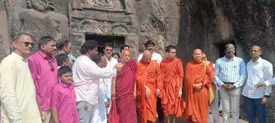 బొజ్జన్నకొండపై కను(మ)ల పండువుగా బౌద్ధమేళా!