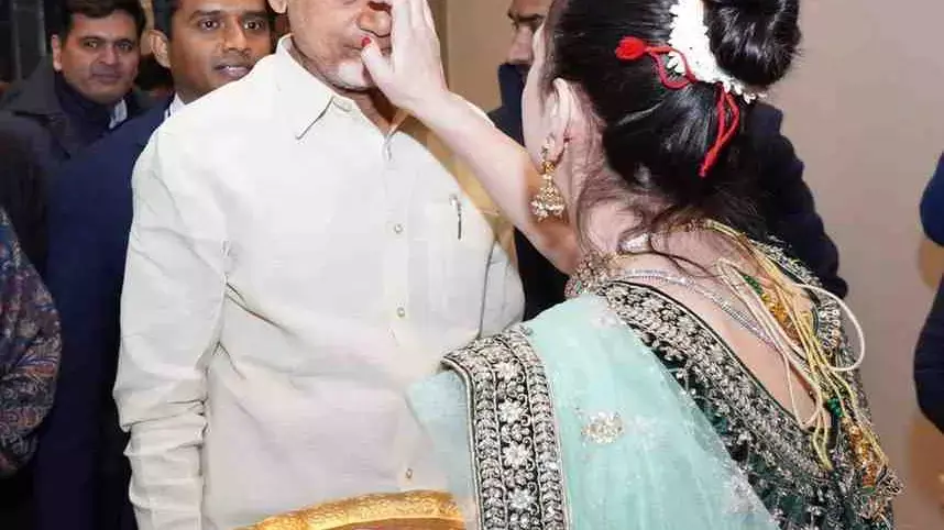 పెట్టుబడుల వేటలో చంద్రబాబు, లోకేష్