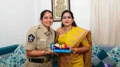 చంటిబిడ్డతో ట్రాఫిక్‌ను చక్కదిద్దిన జయశాంతికి హోంమంత్రి ఆతిథ్యం