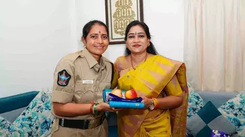 చంటిబిడ్డతో ట్రాఫిక్‌ను చక్కదిద్దిన జయశాంతికి హోంమంత్రి ఆతిథ్యం