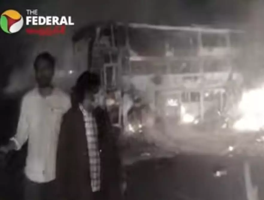 నంద్యాల వద్ద ప్రయివేటు బస్సు దగ్థం నంద్యాల వద్ద ప్రయివేటు బస్సు దగ్థం