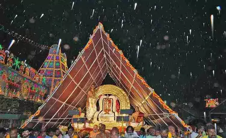 తిరుమల: వర్షంలోనూ ప్రసరించిన చంద్రకాంతులు..