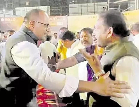 మేయర్ వర్సెస్ కలెక్టర్ మేయర్ వర్సెస్ కలెక్టర్