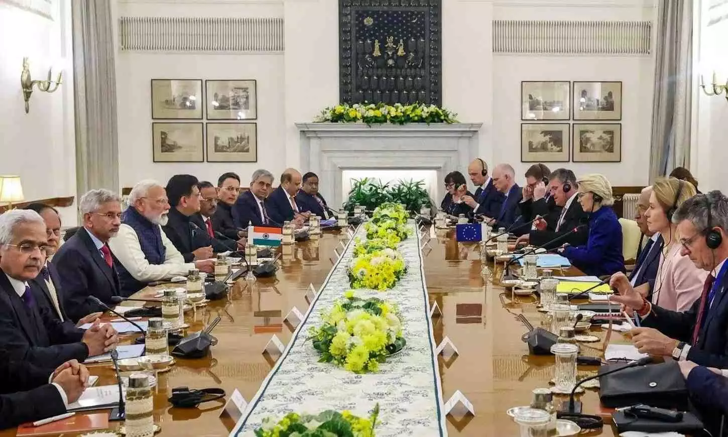 కార్లు, ఆటో విడి భాగాలపై భారీగా సుంకాల తగ్గింపు కార్లు, ఆటో విడి భాగాలపై భారీగా సుంకాల తగ్గింపు